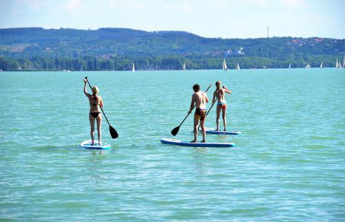 Ugorjunk le a Balatonra SUP-ozni!