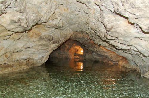Csónakázás a föld alatt a Tapolcai-tavasbarlangban